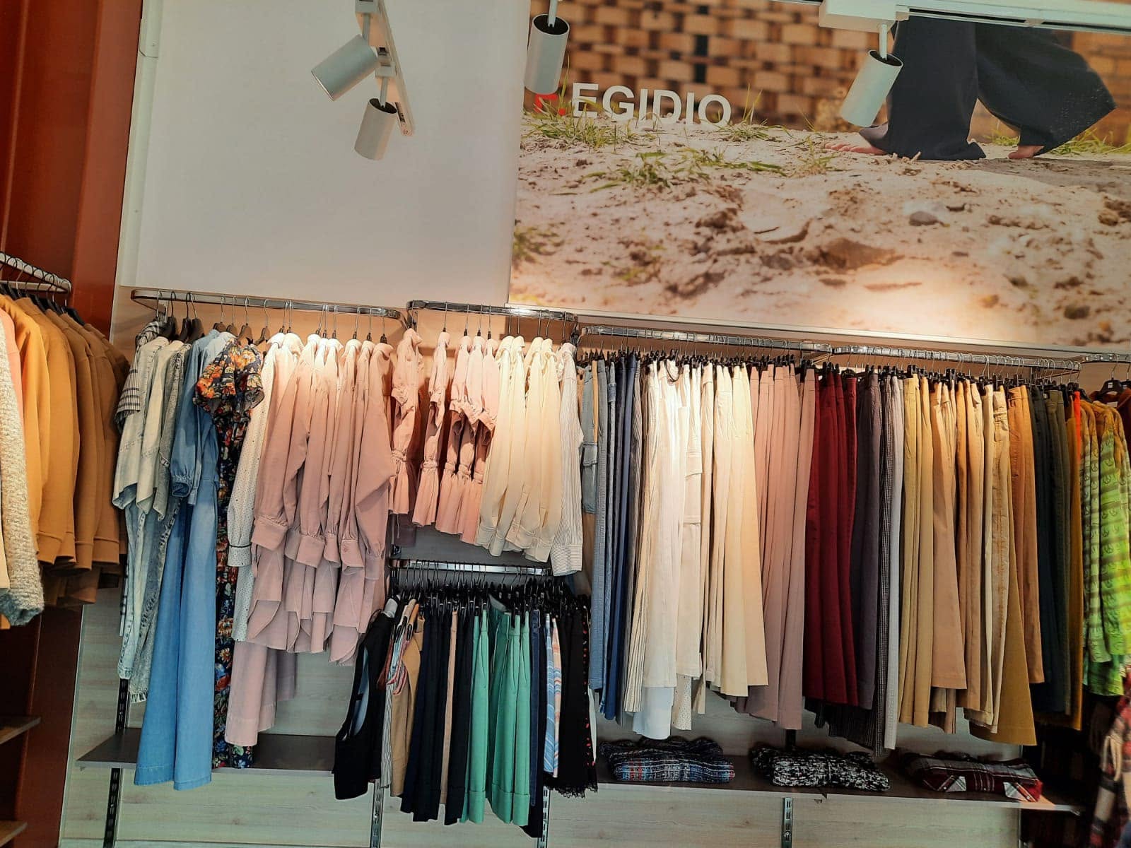 Interiorul magazinului F. Egidio Outlet, cu piese din colecția curentă